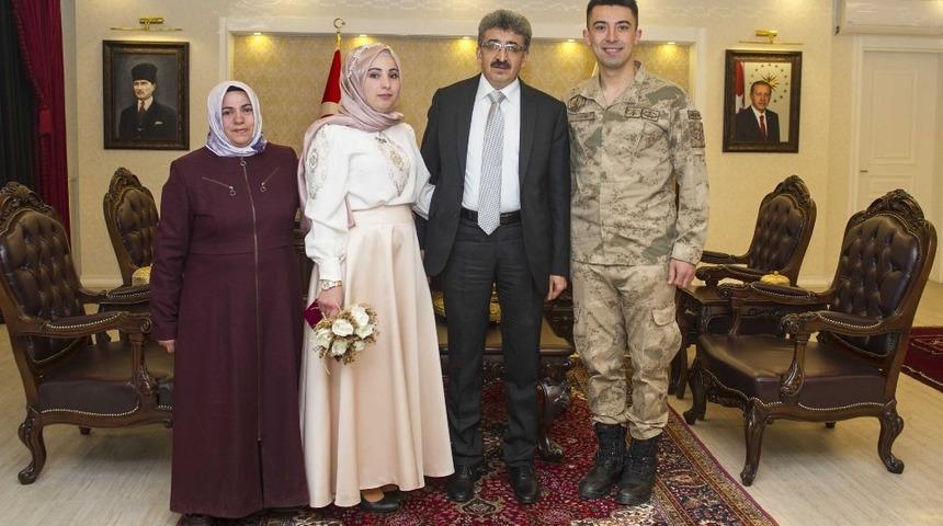 Vali Bilmez, Yılmaz &ccedil;iftinin mutluluğuna ortak oldu