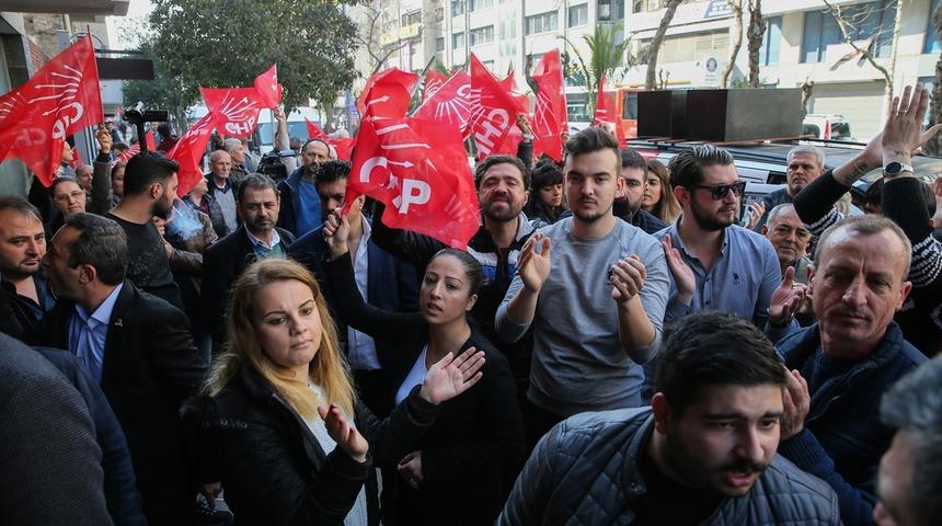CHP'de İzmir İl Başkanlığı önünde protesto