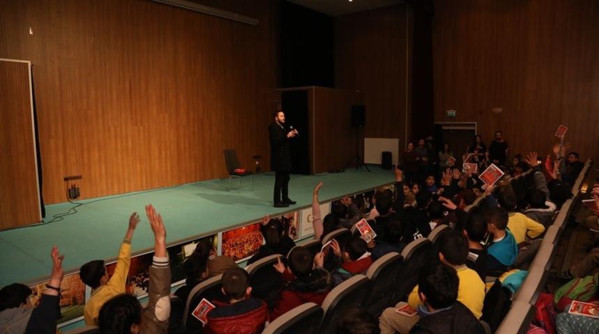 Yazar G&uuml;lbent, &ouml;ğrencilerle bir araya geldi