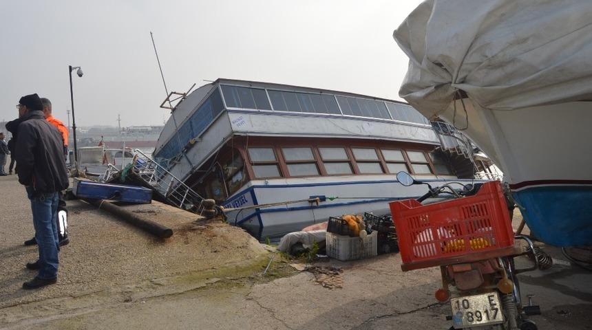 Su alan y&uuml;zer restaurant yan yattı