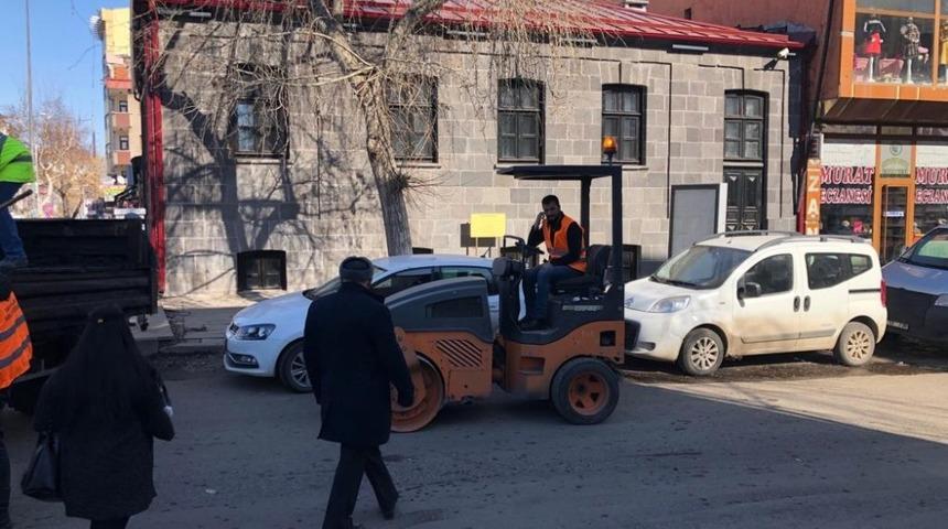 Karayolları Kars&rsquo;ta yollara yama atıyor