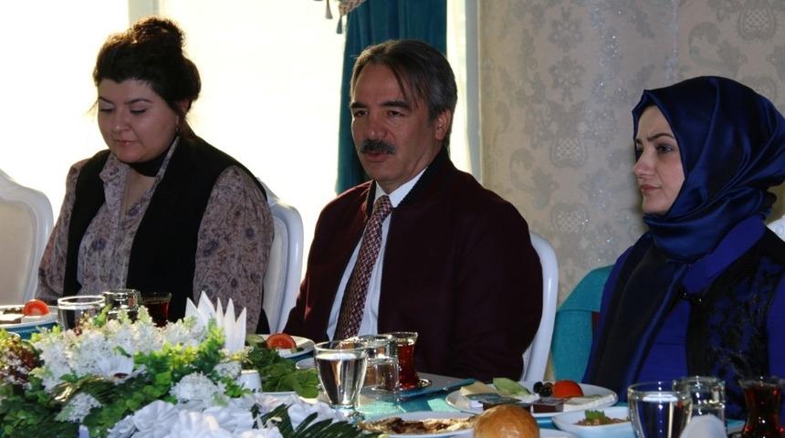 Rekt&ouml;r Bağlı engelli &ouml;ğrencilerle kahvaltıda buluştu