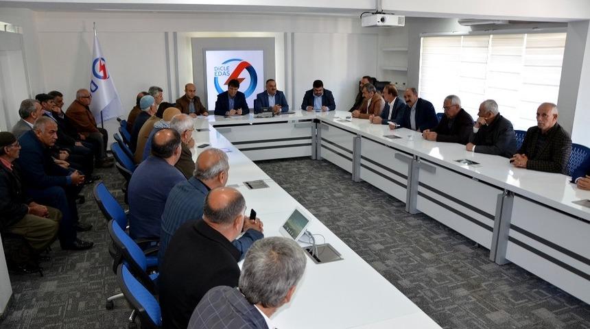 Dicle Elektrik yöneticileri Sur ilçesindeki muhtarları dinledi