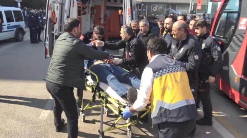 Bursa'da bir kişi eski eşini bıçakladı, yakalanacağını anlayınca kendi boğazını kesti