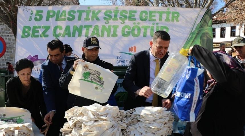 Tarih &ccedil;arşı&rsquo;da bez &ccedil;anta dağıtımına yoğun ilgi