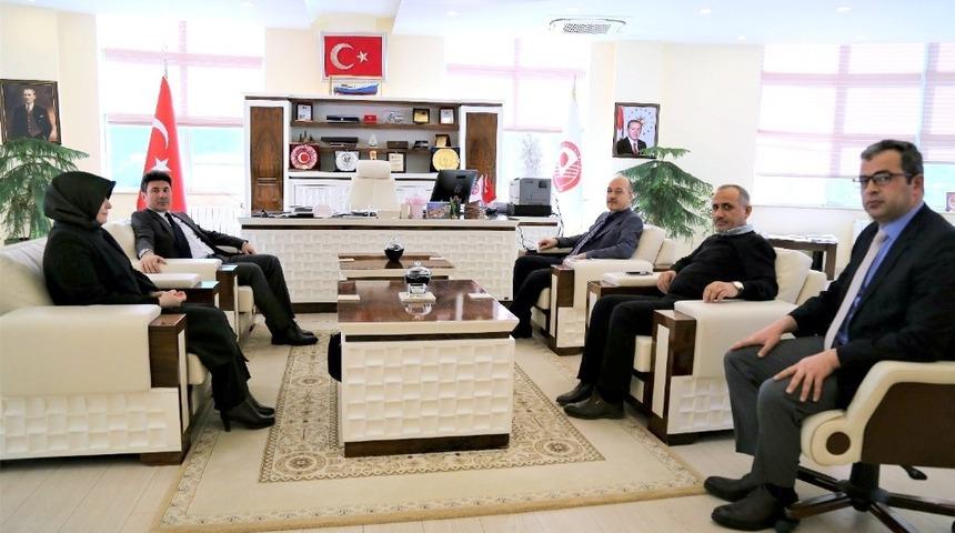 Rekt&ouml;r Karacoşkun G&uuml;m&uuml;şhane &Uuml;niversitesi Rekt&ouml;r&uuml; Zeybek&rsquo;le bir araya geldi