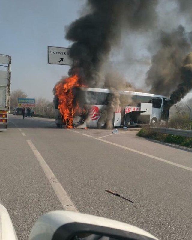 Otobüs alev alev yandı, 29 yolcu ölümden döndü