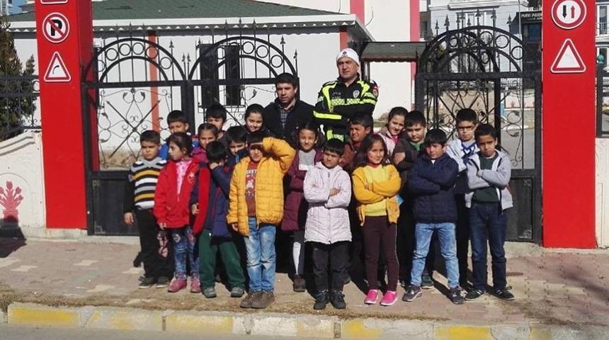 Öğrencilere uygulamalı trafik eğitimi verildi