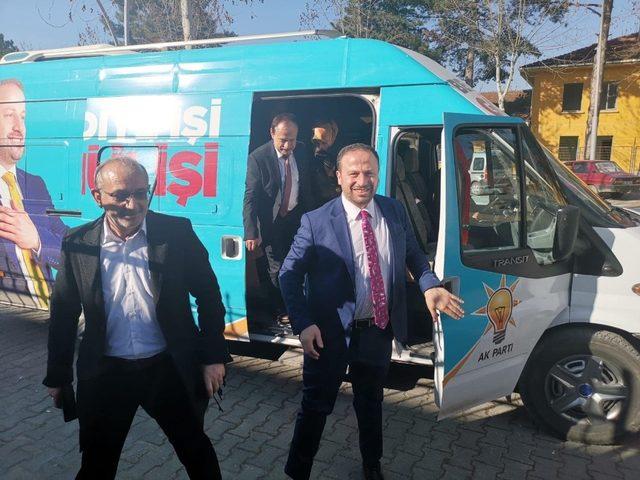 Seçim çalışmasına partinin hazırlattığı minibüsle gittiler