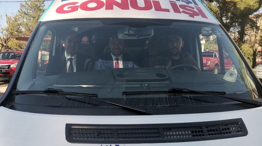 Seçim çalışmasına partinin hazırlattığı minibüsle gittiler