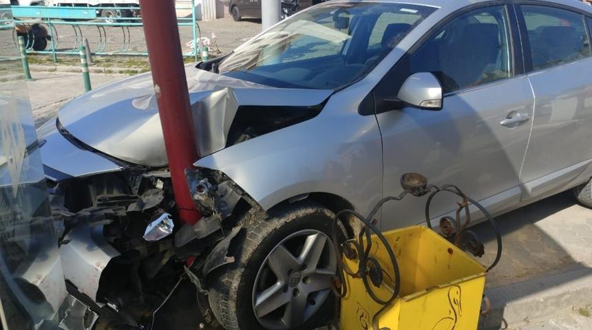 Az kalsın otob&uuml;s durağına giriyordu