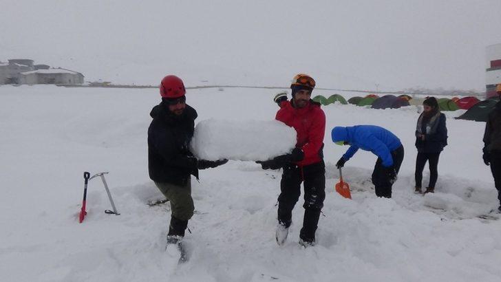Dağcılar, iglo oluşturup geceyi geçirdi G2