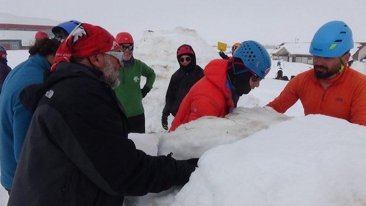 Dağcılar, iglo oluşturup geceyi geçirdi G5