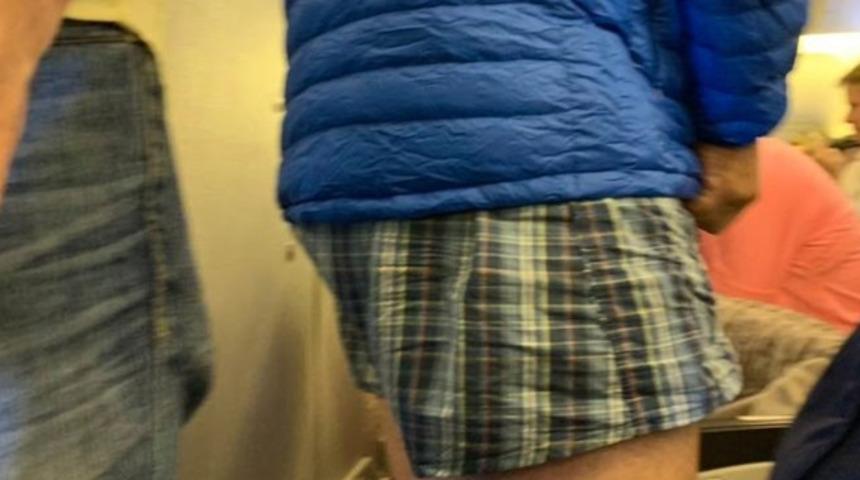 Uçakta bir anda ayağı kalkıp pantolonunu sıyırdı!