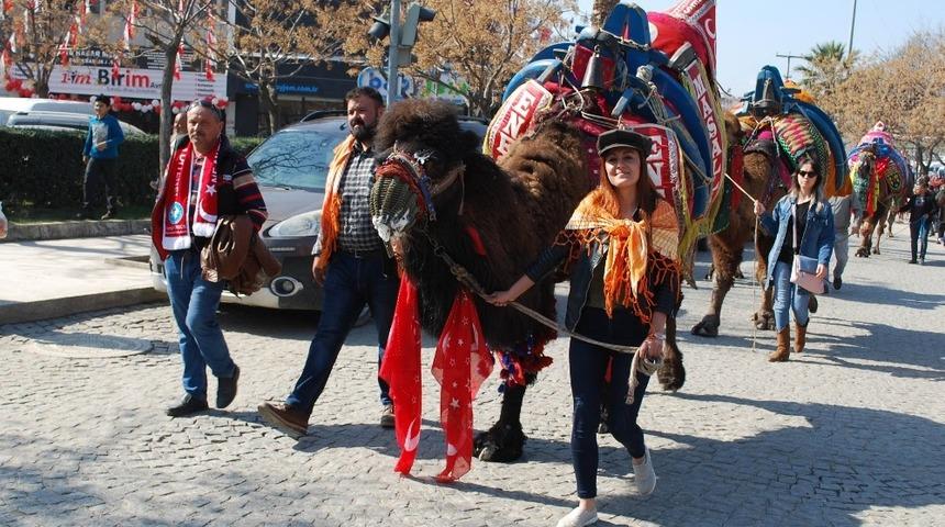 Festival &ouml;ncesi davul zurna ile meydana indiler