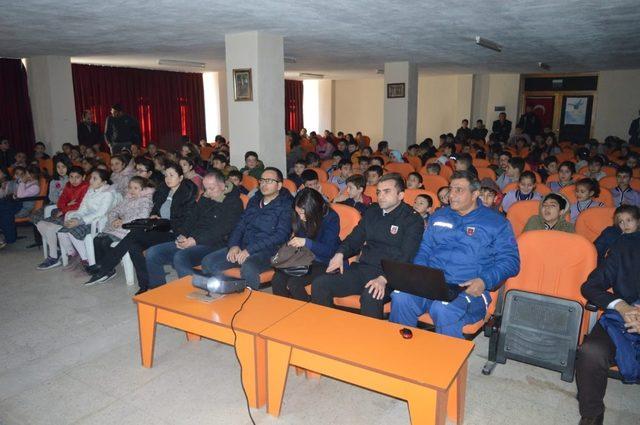 Jandarma’dan minik öğrencilere trafik semineri