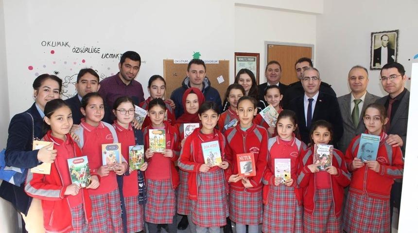 Minik öğrencilerin kütüphane sevinci