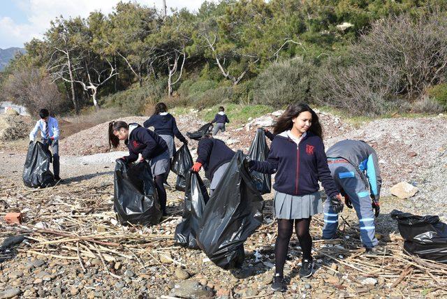 Öğrenciler belediye ekipleriyle kıyı temizliği yaptı