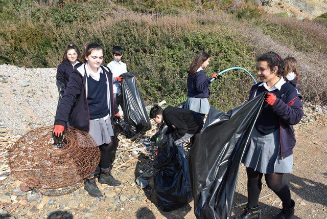 Öğrenciler belediye ekipleriyle kıyı temizliği yaptı
