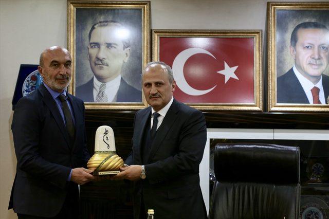 Ulaştırma ve Altyapı Bakanı Turhan, Konya'da<br />
