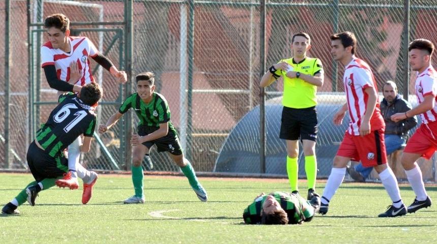 Şampiyonun belirleneceği maçta saha karıştı