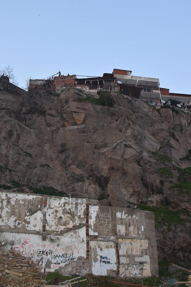 Üzerinde evlerin bulunduğu kayaların düştüğü bölgede bakanlık inceleme başlattı (2)