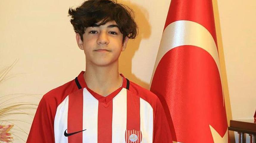 Fenerbahçe, 14 yaşındaki Efekan Karayazı'yı transfer etti!