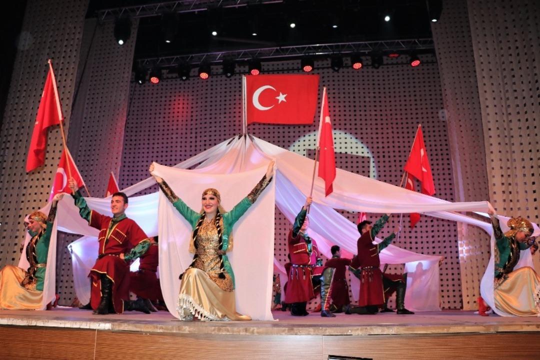 Devlet Halk Dansları Topluluğu&rsquo;nun Karab&uuml;k&rsquo;teki g&ouml;sterisine b&uuml;y&uuml;k ilgi