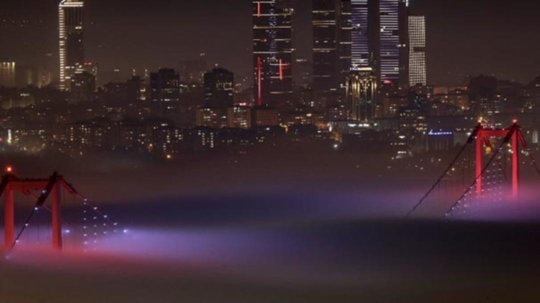 Sis İstanbul'u etkisi altına aldı! G&ouml;r&uuml;ş mesafesi 5 metreye kadar d&uuml;şt&uuml;!