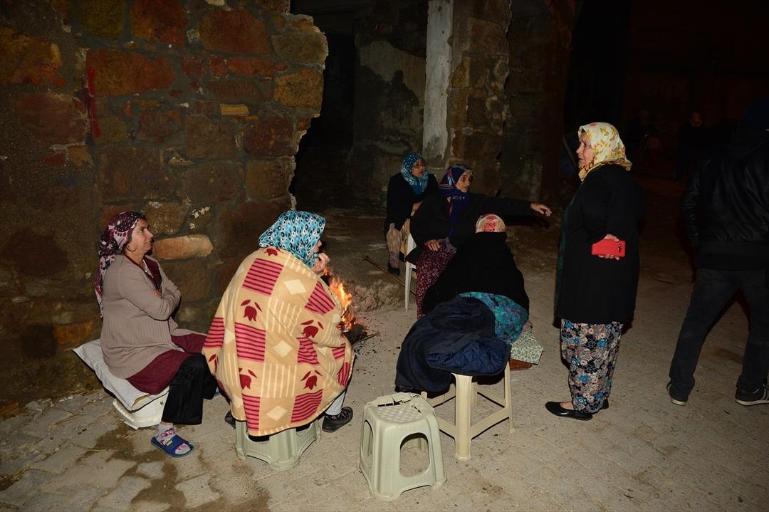 Ayvacık'ta depremin ardından okullar tatil edildi! Vatandaşlar geceyi sokakta ge&ccedil;irdi