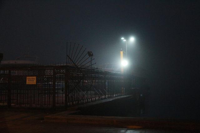 Ek fotoğraflarla//Yoğun sis nedeniyle vapur seferleri iptal edildi