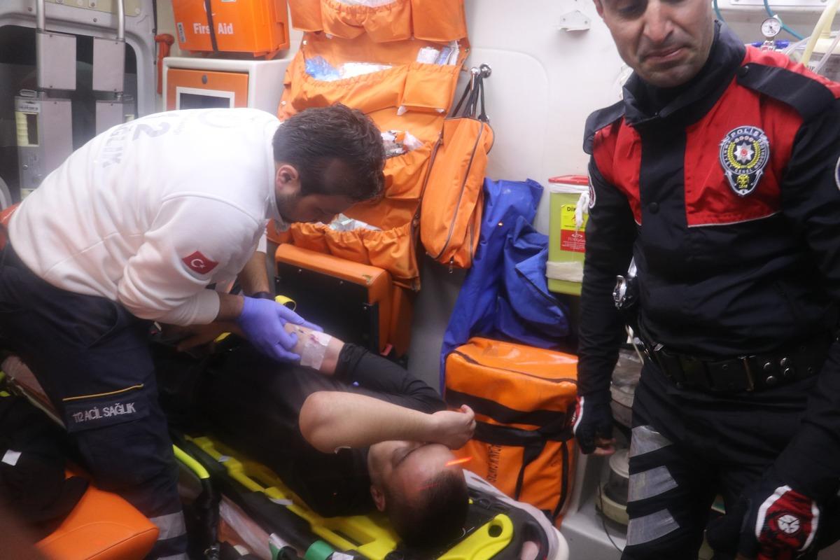 Adana'da bir garip olay! &Ouml;nce polise, ardından vatandaşa &ccedil;arptı