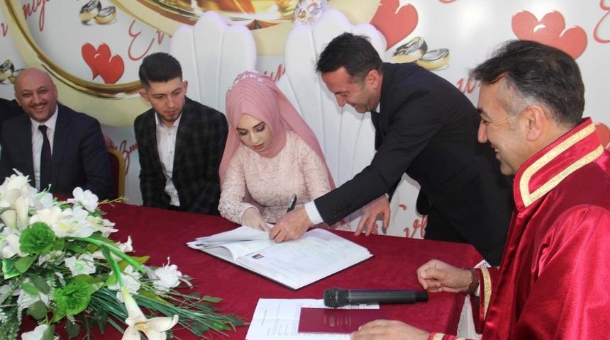 Vali &Ccedil;ağatay, gen&ccedil; &ccedil;iftin nikahını kıydı