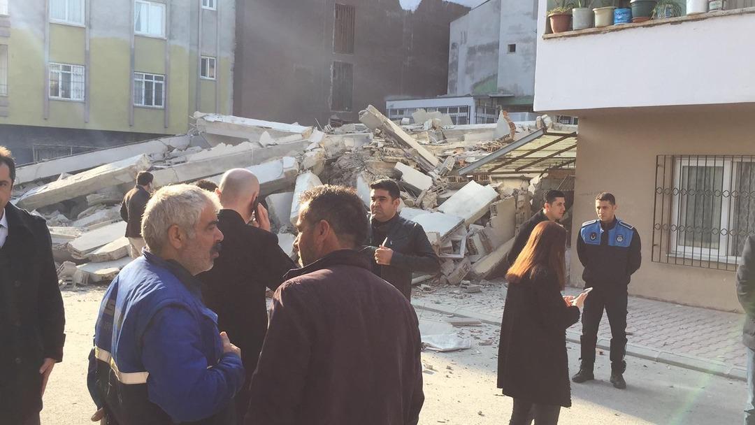 Mersin'de 5 katlı bina &ccedil;&ouml;kt&uuml;! 