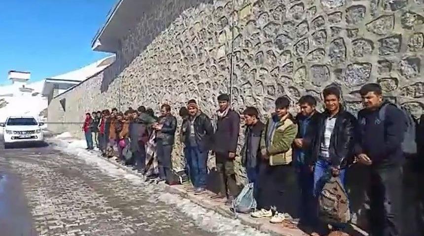 Koltukları s&ouml;k&uuml;len minib&uuml;sten 41 ka&ccedil;ak g&ouml;&ccedil;men &ccedil;ıktı