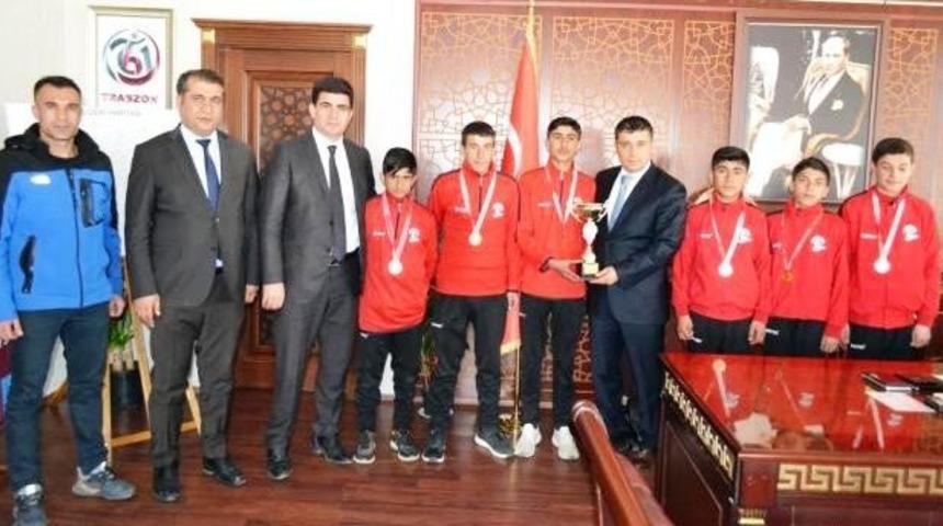 Şampiyon kros&ccedil;ulardan Kaymakam Mehmetbeyoğlu&rsquo;na ziyaret