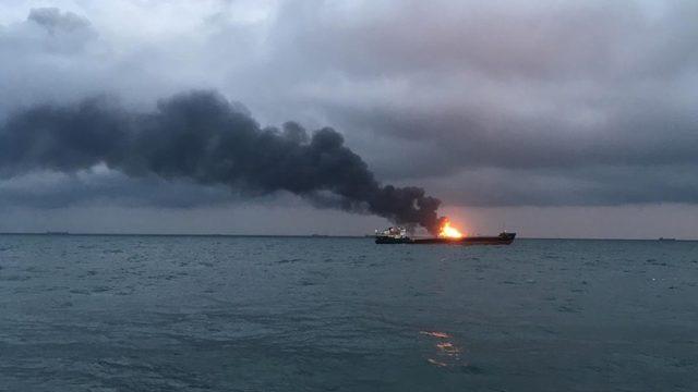 Kerç Boğazı’nda yanan gemiler 1 ay sonra söndürülebildi
