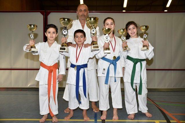 Belçika’da Türk karateci çocukların başarısı