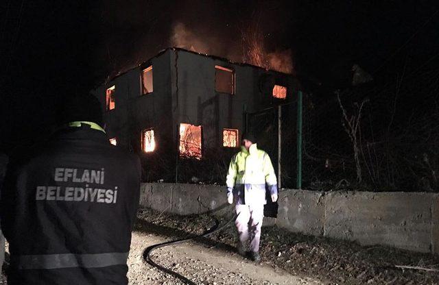 Karabük’te 2 katlı ev alev alev yandı