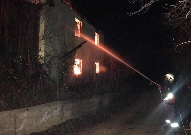 Karabük’te 2 katlı ev alev alev yandı