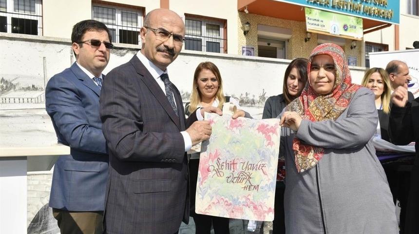 Atık tekstil &uuml;r&uuml;nlerinden d&ouml;n&uuml;şt&uuml;r&uuml;len &ccedil;antalar vatandaşa dağıtıldı