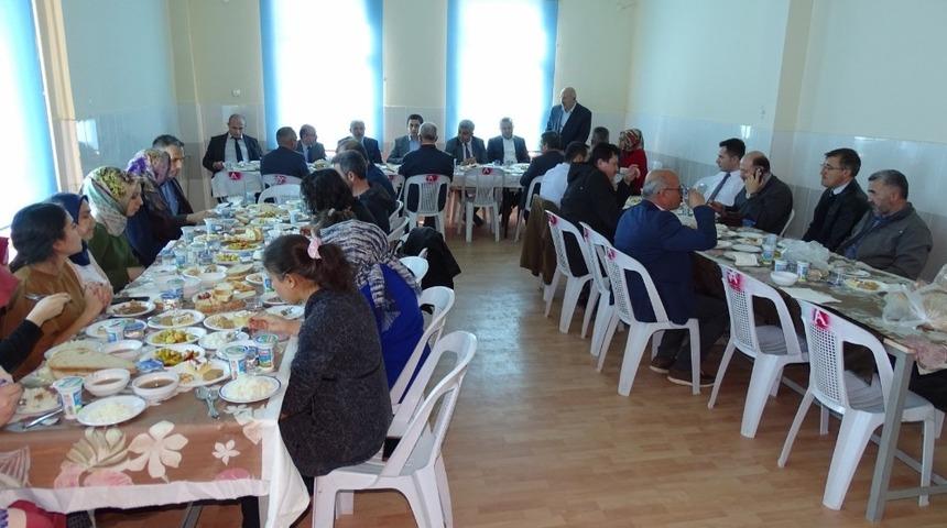 &Ouml;ğretmenlerin geleneksel birlik beraberlik yemeği