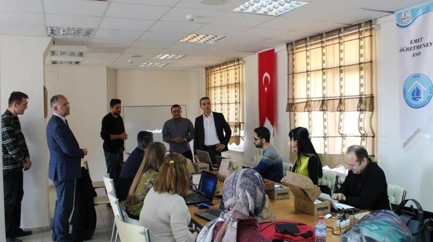 Emet&rsquo;te &ouml;ğretmenlere &rsquo;&rsquo;Robotik ve kodlama eğitimi&rsquo;&rsquo;