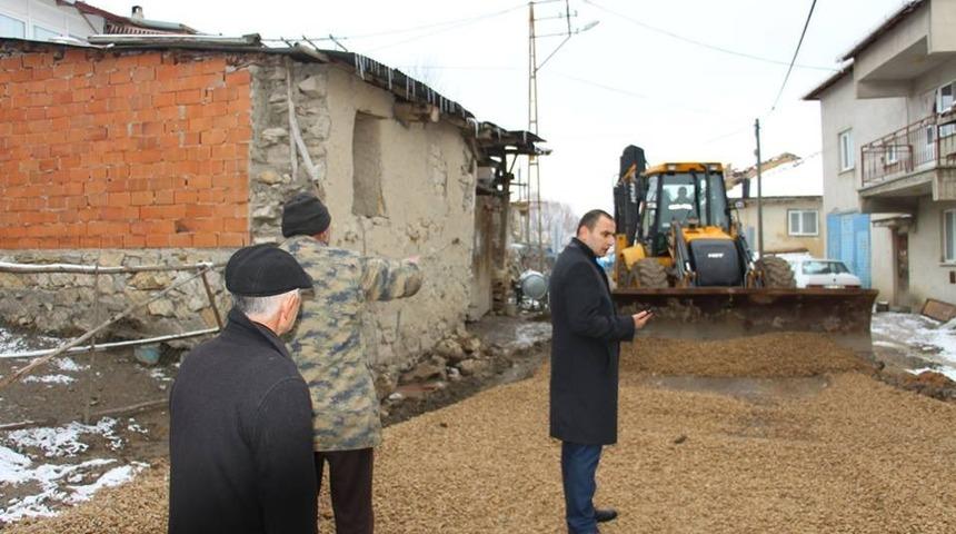 G&ouml;&ccedil;&uuml;k yol &ccedil;alışmasının onarımını Kaymakam biizzat y&ouml;netti