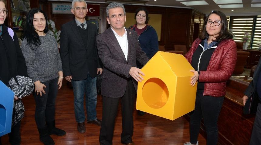 &Ouml;ğrencilerden kedi ve k&ouml;pek kul&uuml;besi