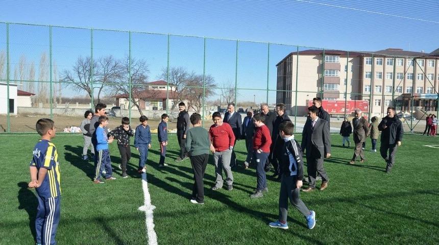 &Ouml;ğrencilerin istediği spor sahası tamamlandı