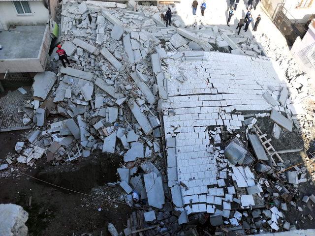 Mersin de &ccedil;atlaklar oluşunca boşaltılan&nbsp;5 katlı bina &ccedil;&ouml;kt&uuml; (2) -Yeniden 4