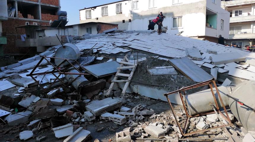 Mersin'de &ccedil;atlaklar oluşunca boşaltılan&nbsp;5 katlı bina &ccedil;&ouml;kt&uuml; (2) -Yeniden