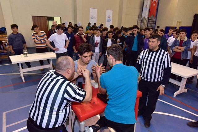 Osmaniye’de okullar arası bilek güreşi