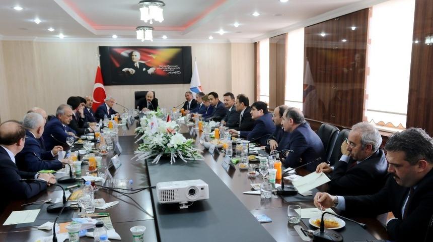 Rekt&ouml;r &Ccedil;omaklı, &ldquo;Y&uuml;ksek&ouml;ğretimde Dijital D&ouml;n&uuml;ş&uuml;m&rdquo; tanıtım toplantısına katıldı